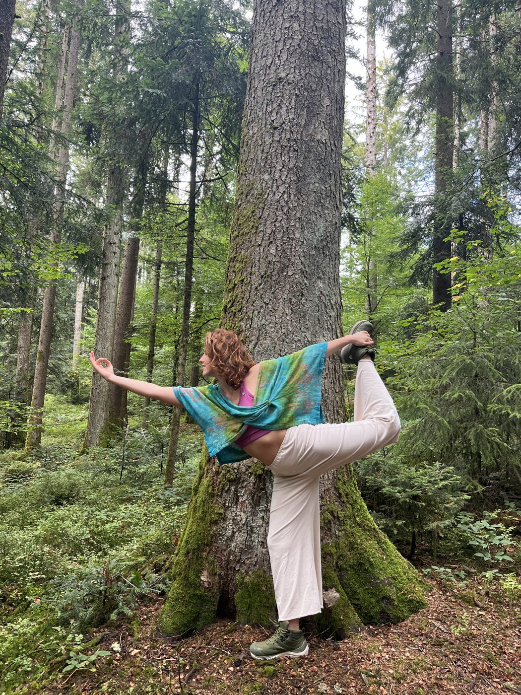 Jazmin en una postura de equilibrio en el bosque