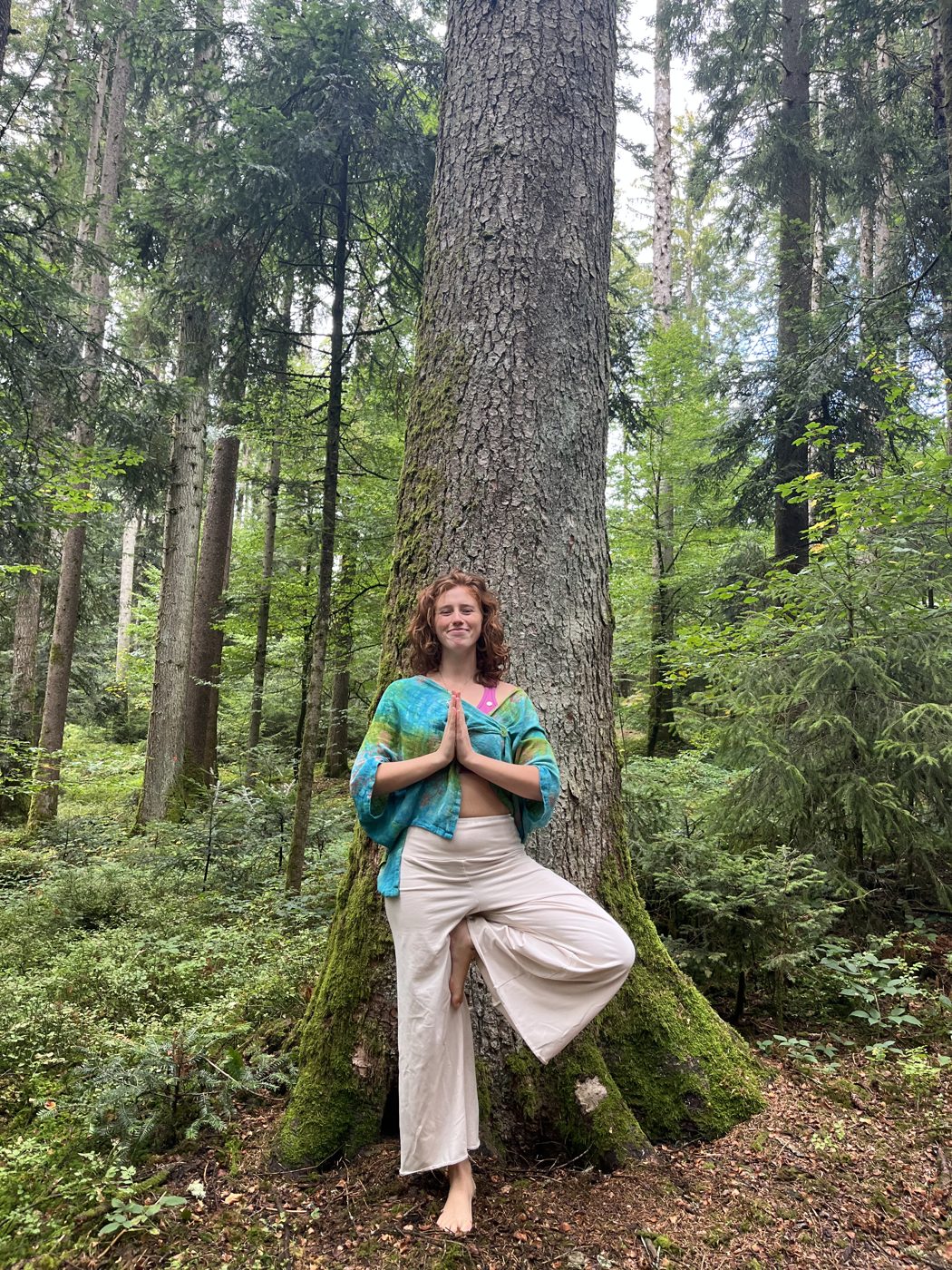 Jazmin en postura del árbol junto a un tronco